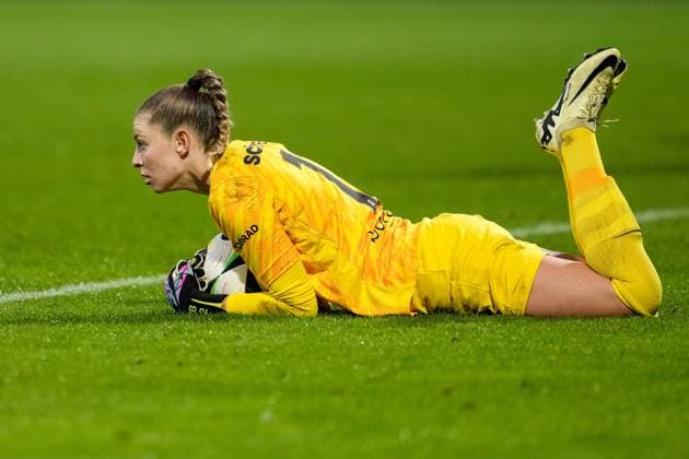 Rafaela Borggräfe Goalkeeper, Goalkeeper, Freiburg, 12 , on the ball, cropped, full body, single image, single photo, action, action, 16 09 2024, Sinsheim Hoffenheim Germany , Football, Google Pixel Women Bundesliga, TSG 1899 Hoffenheim SC Freiburg, DFB DFL REGULATIONS PROHIBIT ANY USE OF PHOTOGRAPHS AS IMAGE SEQUENCES AND OR QUASI VIDEO xozx