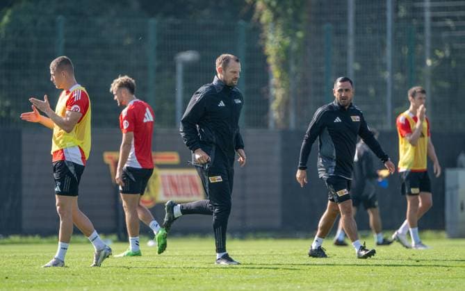 Football, Men, Season 2024 2025, 1 Bundesliga, 1 FC Union Berlin, Training, f l Tim Skarke 1 FC Union Berlin , Benedict Hollerbach 1 FC Union Berlin , Coach Bo Svensson 1 FC Union Berlin , Co Coach Babak Keyhanfar 1 FC Union Berlin , 17 09 2024, Copyright: xMatthiasxKochx