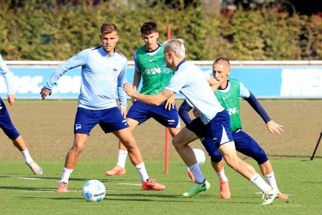 DEU, DFL, 2 FBL Hertha BSC, Training, 17 09 2024, Sportforum, Berlin, DEU, DFL, 2 FBL Hertha BSC, Training, in the picture Florian Niederlechner Hertha BSC Berlin 7 , Marten Winkler Hertha BSC Berlin 22 , Palko Dardai Hertha BSC Berlin 20 DFL regulations prohibit any use of Photographs as image sequences and or quasi video Foto Juergen Engler nordphoto GmbH nordphotoxGmbHx xEngler nph00076