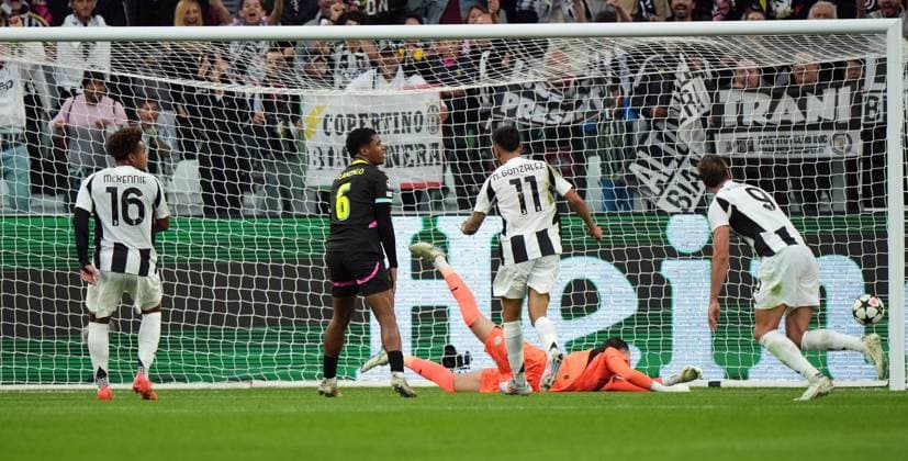 TURINE - Weston McKennie of Juventus (16) scores the 2-0. (l-r) Weston McKennie of Juventus, Ryan Flamingo of PSV Eindhoven, NicoloÂ¡s Gonzalez of Juventus, PSV Eindhoven goalkeeper Joel Drommel, Dusan Vlahovic of Juventus during the UEFA Champions league match between Juventus FC and PSV Eindhoven at Allianz Stadium on Sept. 17, 2024 in Turin, Italy. ANP TOBIAS KLEUVER UEFA Champions League 2024 25 xVIxANPxSportx xxANPxIVx 508708292 originalFilename: 508708292.jpg