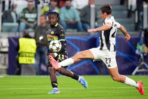 TURINE - (l-r) Johan Bakayoko of PSV Eindhoven, Andrea Cambiaso of Juventus during the UEFA Champions league match between Juventus FC and PSV Eindhoven at Allianz Stadium on Sept. 17, 2024 in Turin, Italy. ANP TOBIAS KLEUVER UEFA Champions League 2024 25 xVIxANPxSportx xxANPxIVx 508708442 originalFilename: 508708442.jpg