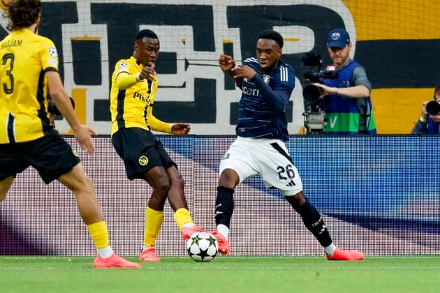 Cheikh Niasse BSC Young Boys, 20 and Lamare Bogarde Aston Villa, 26 in duel , Football, UEFA Champions League, Matchday 1, 2024 2025, Young Boys Bern vs Aston Villa, 17 09 2024, Stadion Wankdorf, Bern, Switzerland Bern Stadion Wankdorf Bern Switzerland Copyright: xGrantxHubbsx