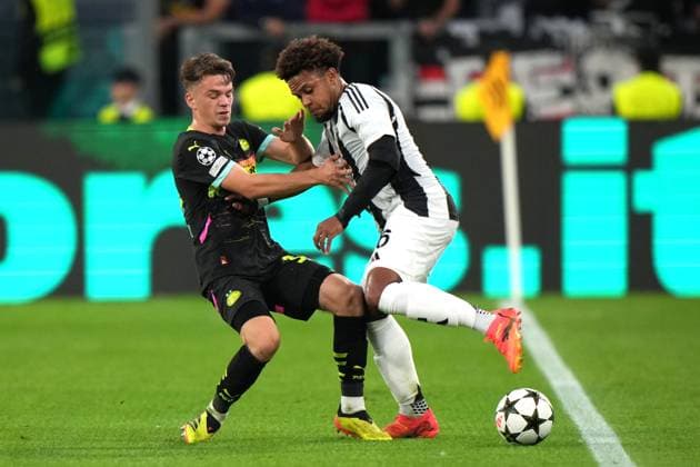 TURINE - (l-r) Matteo Dams of PSV Eindhoven, Weston McKennie of Juventus during the UEFA Champions league match between Juventus FC and PSV Eindhoven at Allianz Stadium on Sept. 17, 2024 in Turin, Italy. ANP TOBIAS KLEUVER UEFA Champions League 2024 25 xVIxANPxSportx xxANPxIVx 508709008 originalFilename: 508709008.jpg
