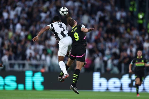 Gleison Bremer (Juventus Fc ) und Luuk de Jong (PSV Eindhoven) battle for the ball, UEFA Champions League 2024 25 League Phase MD1, Juventus Turin v PSV Eindhoven, Allianz Stadium, September 17, 2024, Turin, Italy.