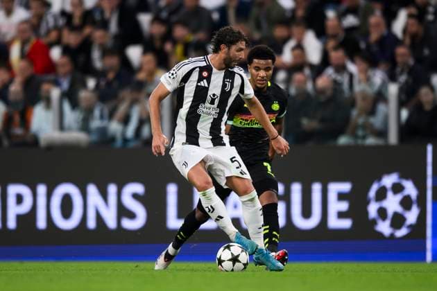 Juventus FC v PSV Eindhoven - UEFA Champions League Manuel Locatelli of Juventus FC is challenged by Malik Tillman of PSV Eindhoven during the UEFA Champions League football match between Juventus FC and PSV Eindhoven. Turin Italy Copyright: xNicolòxCampox