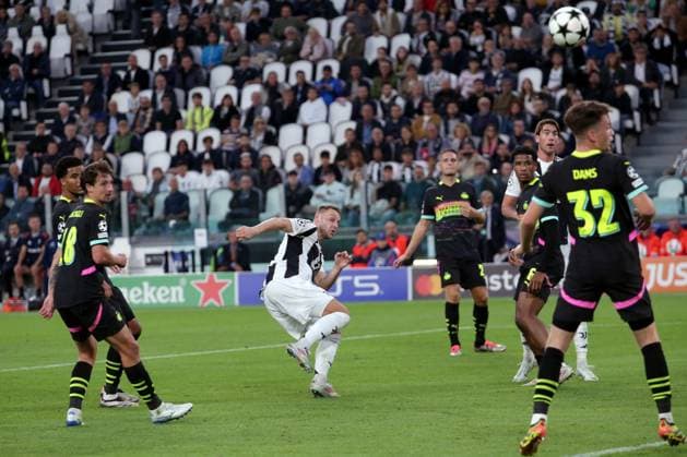 Teun Koopmeiners (Juventus FC) dangerous action during Juventus FC vs PSV Eindhoven, UEFA Champions League football match in Turin, Italy, September 17 2024  Copyright: xClaudioxBenedetto IPAxSportx xipx xx IPA_49765173 IPA_Agency_IPA49765173