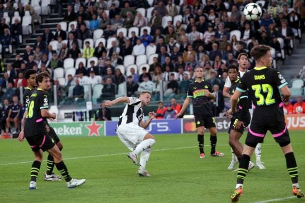 CALCIO - UEFA Champions League - Juventus FC vs PSV Eindhoven Teun Koopmeiners (Juventus FC) dangerous action during Juventus FC vs PSV Eindhoven, UEFA Champions League football match in Turin, Italy, September 17 2024 Turin Italy  Copyright: xIPAxSport ABACAx
