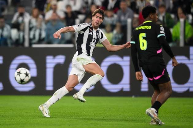 Juventus FC v PSV Eindhoven - UEFA Champions League Dusan Vlahovic of Juventus FC is challenged by Ryan Flamingo of PSV Eindhoven during the UEFA Champions League football match between Juventus FC and PSV Eindhoven. Turin Italy Copyright: xNicolòxCampox