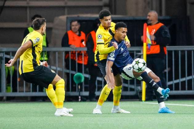 Zachary Athekame BSC Young Boys, 24 and Ollie Watkins Aston Villa, 11 in duel , Football, UEFA Champions League, Matchday 1, 2024 2025, Young Boys Bern vs Aston Villa, 17 09 2024, Stadion Wankdorf, Bern, Switzerland Bern Stadion Wankdorf Bern Switzerland Copyright: xGrantxHubbsx