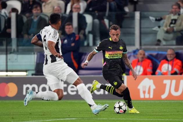 TURINE - (l-r) Danilo of Juventus, Noa Lang of PSV Eindhoven during the UEFA Champions league match between Juventus FC and PSV Eindhoven at Allianz Stadium on Sept. 17, 2024 in Turin, Italy. ANP TOBIAS KLEUVER UEFA Champions League 2024 25 xVIxANPxSportx xxANPxIVx 508712685 originalFilename: 508712685.jpg