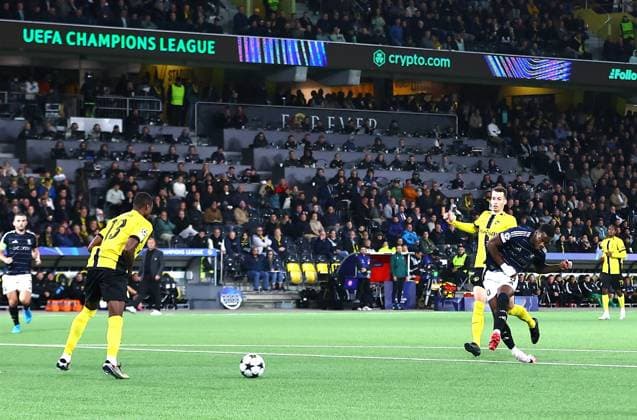 Jhon Duran of Aston Villa goal is disallowed after consultations with VAR Young Boys v Aston Villa, UEFA Champions League, Group Stage, Football, Wankdorf Stadium, Bern, Switzerland, 17 Sep 2024 EDITORIAL USE ONLY No use with unauthorised audio, video, data, fixture lists, club league logos or live services. Online in-match use limited to 120 images, no video emulation. No use in betting, games or single club league player publications. Copyright: xMichaelxZemanek Shutterstockx 14722110ba