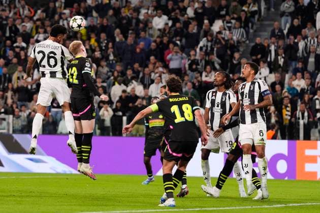 JuventusÕ Douglas Luiz during the Uefa Champions League soccer match between Juventus Fc and PSV Eindhoven at the Juventus stadium in Turin, north west Italy - September 17, 2024. - Soccer .  Copyright: xFabioxFerrari LaPressex