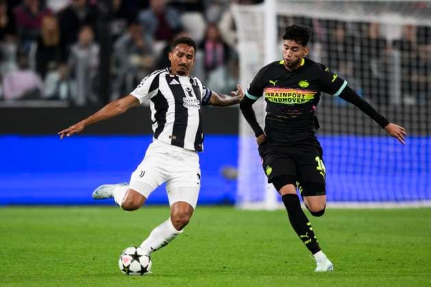 Juventus FC v PSV Eindhoven - UEFA Champions League Danilo Luiz da Silva of Juventus FC competes for the ball with Ricardo Pepi of PSV Eindhoven during the UEFA Champions League football match between Juventus FC and PSV Eindhoven. Turin Italy Copyright: xNicolòxCampox