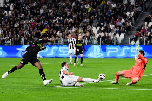 Juventus FC v PSV Eindhoven - UEFA Champions League Nicolo Fagioli of Juventus FC competes for the ball with Joel Drommel of PSV Eindhoven during the UEFA Champions League football match between Juventus FC and PSV Eindhoven. Turin Italy Copyright: xNicolòxCampox