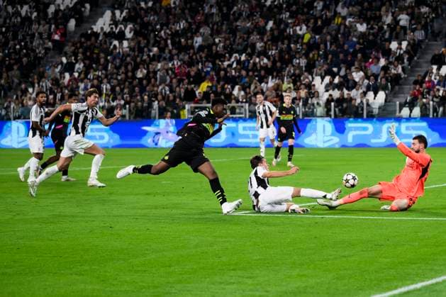 Juventus FC v PSV Eindhoven - UEFA Champions League Nicolo Fagioli of Juventus FC competes for the ball with Joel Drommel of PSV Eindhoven during the UEFA Champions League football match between Juventus FC and PSV Eindhoven. Turin Italy Copyright: xNicolòxCampox