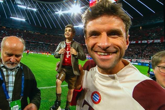 Bilder des Jahres 2024, Sport 09 September Sport Themen der Woche KW38 Sport Bilder des Tages Ehrung Thomas Mueller (FC Bayern Muenchen, 25) Anzeigetafel, GER, FC Bayern Muenchen vs. GNK Dinamo Zagreb, Fussball, Champions League, 1. Spieltag, Spielzeit 2024 2025, 17.09.2024, Eibner-Pressefoto Sascha Walther GER, FC Bayern Muenchen vs. GNK Dinamo Zagreb, Fussball, Champions League, 1. Spieltag, Spielzeit 2024 2025, 17.09.2024 Muenchen *** Honor Thomas Mueller FC Bayern Muenchen, 25 Scoreboard, GER, FC Bayern Muenchen vs GNK Dinamo Zagreb, Football, Champions League, 1 Matchday, Season 2024 2025, 17 09 2024, Eibner Pressefoto Sascha Walther GER, FC Bayern Muenchen vs GNK Dinamo Zagreb, Football, Champions League, 1 Matchday, Season 2024 2025, 17 09 2024 Muenchen Copyright: xEibner-Pressefotox EP_EER