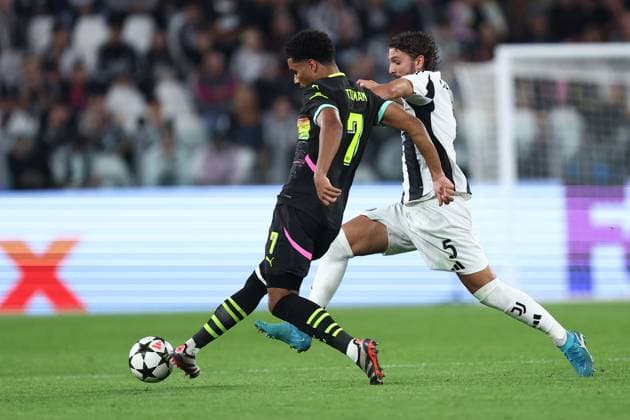 Malik Tillman (PSV Eindhoven) und Manuel Locatelli (Juventus FC) battle for the ball, UEFA Champions League 2024 25 League Phase MD1, Juventus Turin v PSV Eindhoven, Allianz Stadium, September 17, 2024, Turin, Italy.