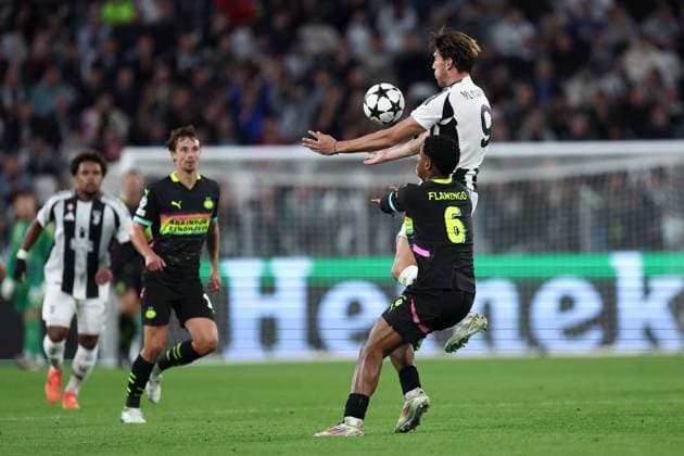 Dusan Vlahovic (Juventus Fc) und Ryan Flamingo (PSV Eindhoven) battle for the ball, UEFA Champions League 2024 25 League Phase MD1, Juventus Turin v PSV Eindhoven, Allianz Stadium, September 17, 2024, Turin, Italy.