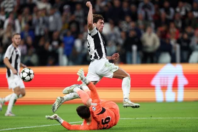 Dusan Vlahovic (Juventus Fc) und Joel Drommel (PSV Eindhoven) battle for the ball, UEFA Champions League 2024 25 League Phase MD1, Juventus Turin v PSV Eindhoven, Allianz Stadium, September 17, 2024, Turin, Italy.