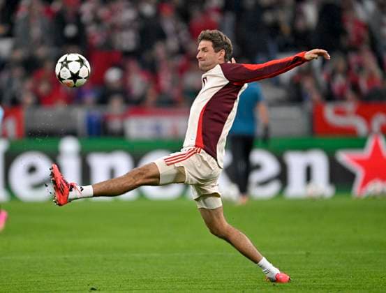 17 09 2024, Football UEFA Championsleague 2024 2025 1 Matchday, FC Bayern Munich Dinamo Zagreb, in the Allianz Arena Munich Thomas Müller FC Bayern Munich warms up DFL and DFB regulations prohibit any use of photographs as image sequences and or quasi video