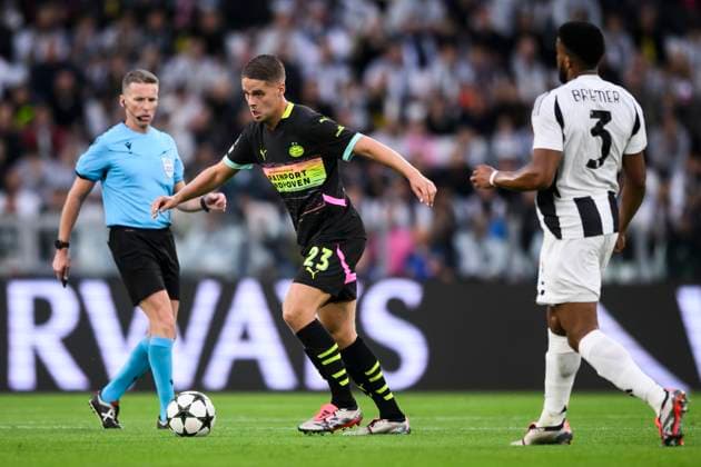 Juventus FC v PSV Eindhoven - UEFA Champions League Joey Veerman of PSV Eindhoven is challenged by Gleison Bremer of Juventus FC during the UEFA Champions League football match between Juventus FC and PSV Eindhoven. Turin Italy Copyright: xNicolòxCampox
