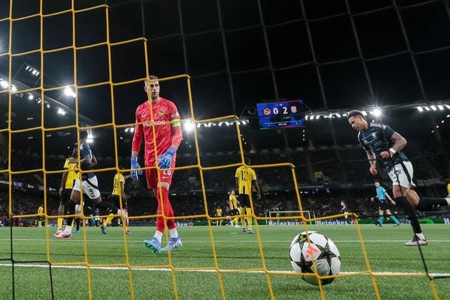Goalkeeper David von Ballmoos BSC Young Boys Bern looks dejected during the UEFA Champions League 2024 25 League Phase MD1 match between BSC Young Boys and Aston Villa FC at Stadion Wankdorf on September 17, 2024 in Bern, Switzerland Defodi 062 BSCVIL240917 121 Defodi-541