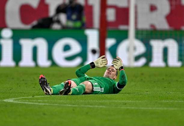 17 09 2024, Football UEFA Championsleague 2024 2025 1 Matchday, FC Bayern Munich Dinamo Zagreb, in the Allianz Arena Munich Goalkeeper Manuel Neuer FC Bayern Munich on the ground DFL and DFB regulations prohibit any use of photographs as image sequences and or quasi video