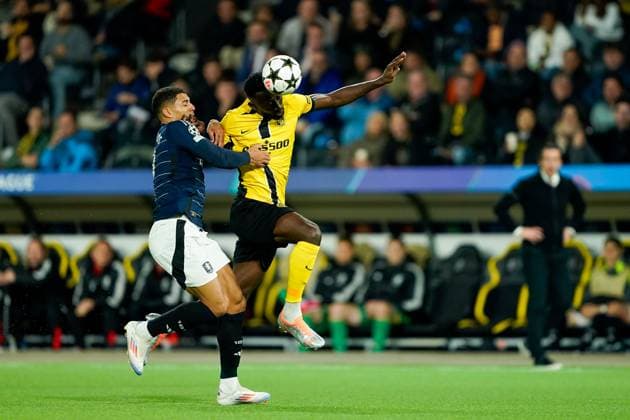 Bern, Switzerland, September 17th 2024: Silvere Ganvoula (35 Young Boys) battles for the ball (duel) during the UEFA Champions League football match between Young Boys and Aston Villa at Wankdorf Stadion in Bern, Switzerland. (Daniela Porcelli SPP) Copyright: xDanielaxPorcellix xSPPx spp-en-DaPoSp-20240917-_DP17430