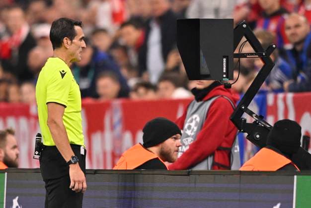 Referee Referee Juan Martinez Munuera VAR, video assistant, video evidence, video referee video assistant referee FC Bayern Muenchen FCB vs GNK Dinamo Zagreb Matchday 1 17 09 2024 DFL REGULATIONS PROHIBIT ANY USE OF PHOTOGRAPHS AS IMAGE SEQUENCES AND OR QUASI VIDEO FC Bayern Muenchen FCB vs GNK Dinamo Zagreb