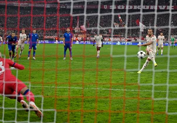 17 09 2024, Football UEFA Championsleague 2024 2025 Matchday 1, FC Bayern Munich Dinamo Zagreb, at Allianz Arena Munich Harry Kane FC Bayern Munich scores to make it 1 0 against goalkeeper Ivan Nestic Dinamo Zagreb DFL and DFB regulations prohibit any use of photographs as image sequences and or quasi video