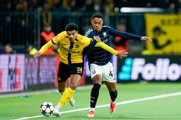 Bern, Switzerland, September 17th 2024: Zachary Athekame (Young Boys) and Jacob Ramsey (41 Aston Villa) battle for the ball (duel) during the UEFA Champions League football match between Young Boys and Aston Villa at Wankdorf Stadion in Bern, Switzerland. (Daniela Porcelli SPP) Copyright: xDanielaxPorcellix xSPPx spp-en-DaPoSp-20240917-_DP17597