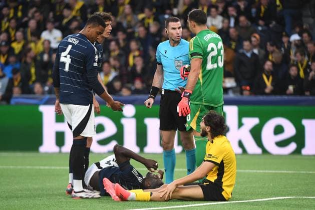 17 09 2024, Bern, Stadion Wankdorf, UEFA Champions League Young Boys Aston Villa, referee Georgi Kabakov talking to 23 Emiliano Martinez Villa while players lie injured on the ground Bern Stadion Wankdorf Bern Switzerland Copyright: xJustPictures.ch ManuelxWinterbergerx jp-de-MaWi-MWI_1620
