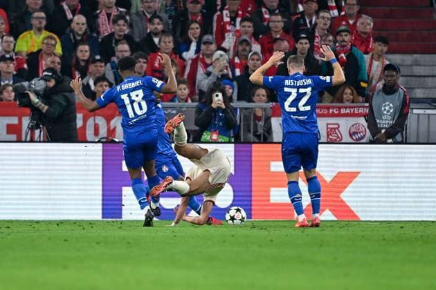 17 09 2024, Football, Champions League, Matchday 1, Season 2024 2025, FC Bayern Munich Dinamo Zagreb, Ronael Pierre Gabriel Dinamo Zagreb fouls Aleksandar Pavlovic FC Bayern Munich Subsequently there is a penalty xRHR PHOTO TKx Copyright: RHR-FOTOx RHR-FOTO TK