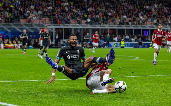 Football - UEFA Champions League - League Phase - AC Milan v Liverpool FC MILAN, ITALY - Tuesday, September 17, 2024: Liverpool s Cody Gakpo (L) is fouled by AC Milan s captain Davide Calabria, the free-kick resulted in Liverpool s first equalising goal during the UEFA Champions League game between AC Milan and Liverpool FC at the Stadio San Siro. ITALY Stadio San Siro LOMBARDY ITALY  Copyright: xDavidxRawcliffex P2024-09-17-AC_Milan_Liverpool-38