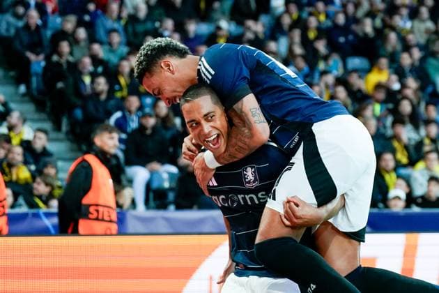 Bern, Switzerland, September 17th 2024: Youri Tielemans (8 Aston Villa) celebrates with teammates scoring his team s first goal during the UEFA Champions League football match between Young Boys and Aston Villa at Wankdorf Stadion in Bern, Switzerland. (Daniela Porcelli SPP) Copyright: xDanielaxPorcellix xSPPx spp-en-DaPoSp-20240917-_DP29592-2