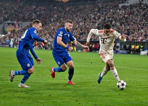 17 09 2024, Football UEFA Championsleague 2024 2025 1 Matchday, FC Bayern Munich Dinamo Zagreb, in the Allianz Arena Munich Jamal Musiala FC Bayern Munich overplays two players DFL and DFB regulations prohibit any use of photographs as image sequences and or quasi video
