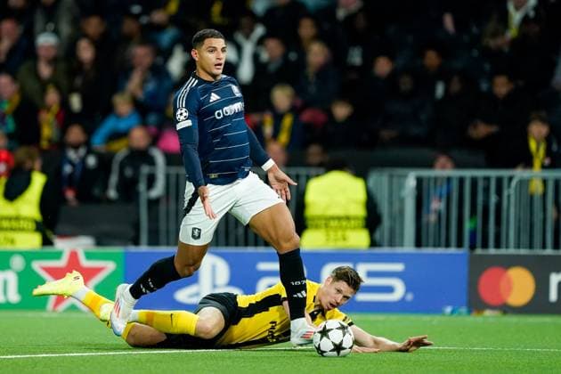 Bern, Switzerland, September 17th 2024: Cedric Itten (9 Young Boys) gets fouled during the UEFA Champions League football match between Young Boys and Aston Villa at Wankdorf Stadion in Bern, Switzerland. (Daniela Porcelli SPP) Copyright: xDanielaxPorcellix xSPPx spp-en-DaPoSp-20240917-_DP17575