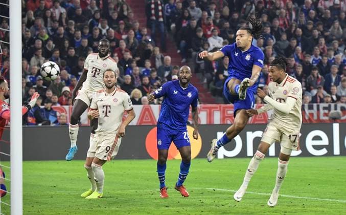 17 09 2024, xemx, Football UEFA Champions League, FC Bayern Muenchen Dinamo Zagreb emspor, v l Michael Olise FC Bayern Muenchen Goal scored, erziehlt das Tor zum 3 0 DFL DFB REGULATIONS PROHIBIT ANY USE OF PHOTOGRAPHS as IMAGE SEQUENCES and or QUASI VIDEO Muenchen