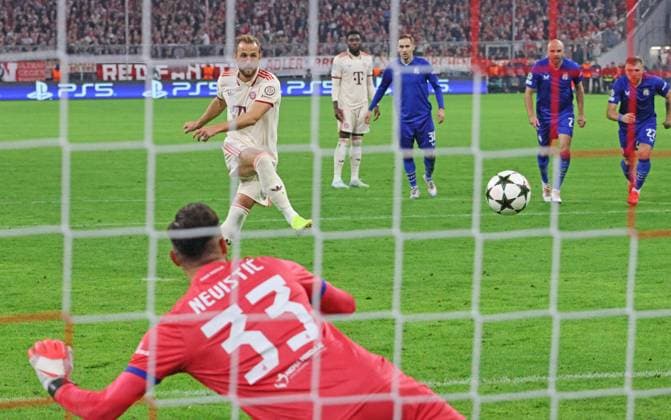 9 Harry Kane FCB scores to make it 1-0 against 33 Ivan Nevistic Dinamo Football FC Bayern Munich GNK Dinamo Zagreb UEFA Champions League Allianz Arena 17 09 2024 PHOTO Mladen Lackovic LakoPress