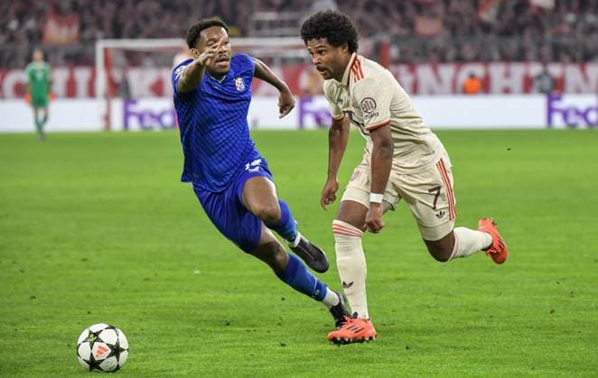 17 09 2024, xemx, Football UEFA Champions League, FC Bayern Muenchen Dinamo Zagreb emspor, v l Ronael Pierre Gabriel Dinamo Zagreb , Serge Gnabry FC Bayern Muenchen Zweikampf, Aktion, action, battle for the ball DFL DFB REGULATIONS PROHIBIT ANY USE OF PHOTOGRAPHS as IMAGE SEQUENCES and or QUASI VIDEO Muenchen