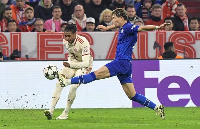 17 09 2024, xemx, Football UEFA Champions League, FC Bayern Muenchen Dinamo Zagreb emspor, v l Michael Olise FC Bayern Muenchen , Takuya Ogiwara Dinamo Zagreb Zweikampf, Aktion, action, battle for the ball DFL DFB REGULATIONS PROHIBIT ANY USE OF PHOTOGRAPHS as IMAGE SEQUENCES and or QUASI VIDEO Muenchen