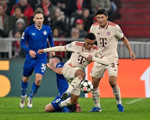 17 09 2024, Football UEFA Championsleague 2024 2025 1 Matchday, FC Bayern Munich Dinamo Zagreb, in the Allianz Arena Munich Jamal Musiala FC Bayern Munich fights its way through DFL and DFB regulations prohibit any use of photographs as image sequences and or quasi video