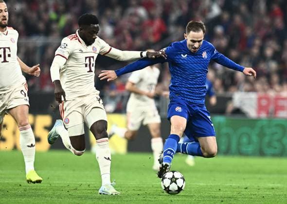 FC Bayern München v GNK Dinamo - UEFA Champions League 2024 25 League Phase MD1 MUNICH, GERMANY - SEPTEMBER 17: Alphonso Davies of Bayern Munich and Marko Rog of Dinamo Zagreb in action during the UEFA Champions League 2024 25 League Phase MD1 match between FC Bayern München and GNK Dinamo at Football Arena Munich on September 17, 2024 in Munich, Germany.  MarkoxLukunic PIXSELL