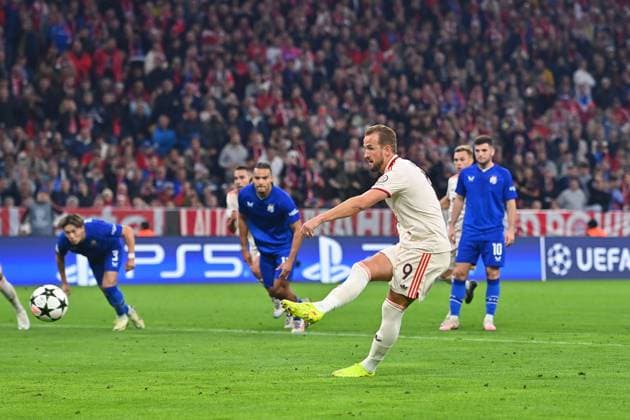 Goal Harry KANE Bayern Muenchen to 1 0 from the penalty spot, penalty kick, action, shot on goal, Soccer Champions League, FC Bayern Muenchen GNK Dinamo Zagreb on 17 09 2024, A L L I A N Z A R E N A