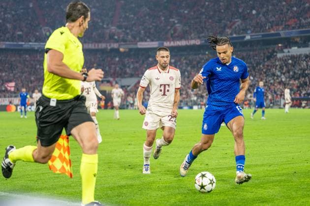 Raphael Guerreiro 22 FC Bayern Muenchen in duel with Samy Mmaee 13 GNK Dinamo Zagreb , FC Bayern Muenchen vs GNK Dinamo Zagreb, Football, UEFA Champions League, 1 Matchday, 17 09 2024 DFB regulations prohibit any use of photographs as image sequences and or quasi video Muenchen Bayern Germany Copyright: xkolbert-press UlrichxGamelx