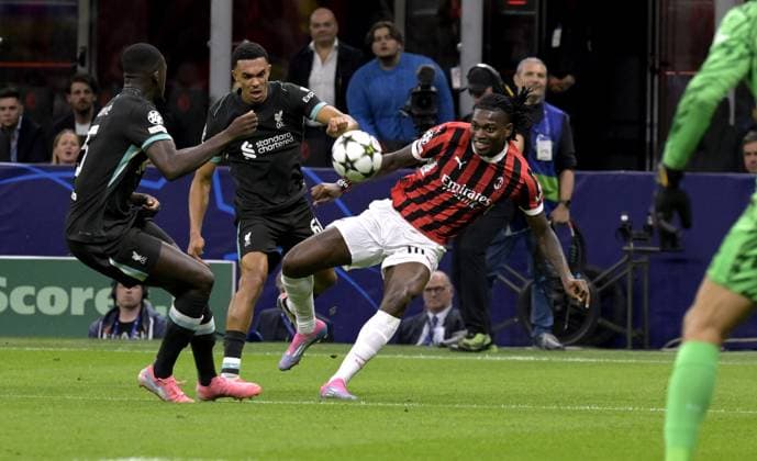 Foto IPP Paolo Bona Milano 17 09 2024 UEFA Champions League di Calcio stagione 2024 2025 partita Milan-Liverpool Nella foto Rafael Leao tra Trent Alexander-Arnold e Ibrahima Konate Italy Photo Press Worldwide Copyright italy  Copyright: xR4924_italyphotopressx