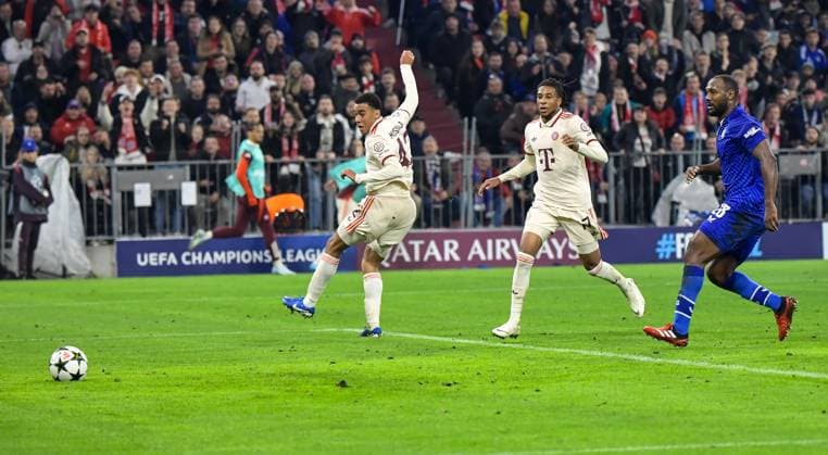 17 09 2024, xemx, Football UEFA Champions League, FC Bayern Muenchen Dinamo Zagreb emspor, v l Michael Olise FC Bayern Muenchen Goal scored, erziehlt das Tor zum 5 2 DFL DFB REGULATIONS PROHIBIT ANY USE OF PHOTOGRAPHS as IMAGE SEQUENCES and or QUASI VIDEO Muenchen