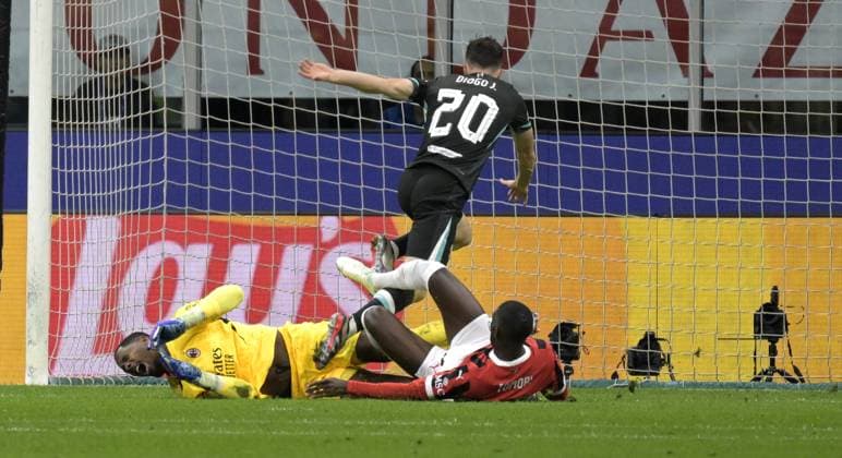 Foto IPP Paolo Bona Milano 17 09 2024 UEFA Champions League di Calcio stagione 2024 2025 partita Milan-Liverpool Nella foto l™infortunio di Mike Maignan Italy Photo Press Worldwide Copyright italy  Copyright: xR4924_italyphotopressx