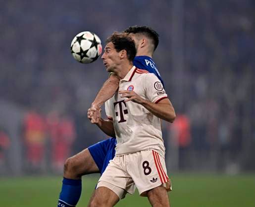 17 09 2024, Football UEFA Championsleague 2024 2025 Matchday 1, FC Bayern Munich Dinamo Zagreb, at Allianz Arena Munich v l Leon Goretzka FC Bayern Munich v Bruno Petkovic Dinamo Zagreb DFL and DFB regulations prohibit any use of photographs as image sequences and or quasi video