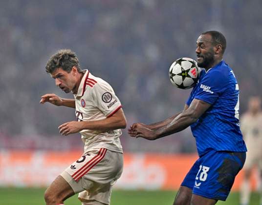 17 09 2024, Football UEFA Championsleague 2024 2025 1 Matchday, FC Bayern Munich Dinamo Zagreb, at Allianz Arena Munich v l Thomas Müller FC Bayern Munich v Kevin Theophile Catherine Dinamo Zagreb DFL and DFB regulations prohibit any use of photographs as image sequences and or quasi video